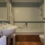 Sardinian-style 2 Bedroom Sleeps 7 דירה *