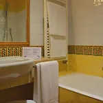 Sardinian-style 2 Bedroom Sleeps 7 * פולה