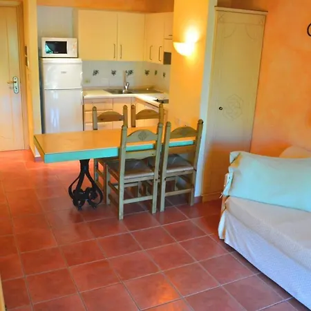 Sardinian-style 2 Bedroom Sleeps 7 דירה