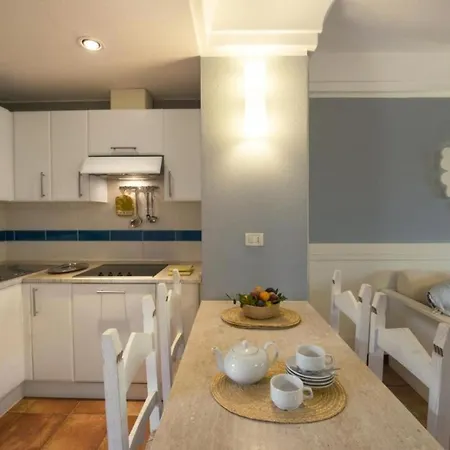 Sardinian-style 2 Bedroom Sleeps 7 * 풀라