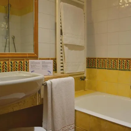 Sardinian-style 2 Bedroom Sleeps 7 * 풀라