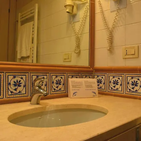 Sardinian-style 2 Bedroom Sleeps 7 *