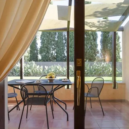 Sardinian-style 2 Bedroom Sleeps 7 דירה פולה