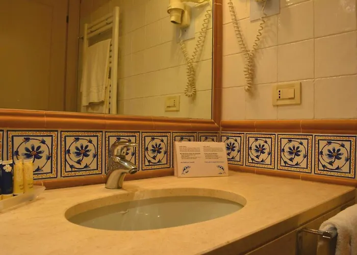 Sardinian-style 2 Bedroom Sleeps 7 *